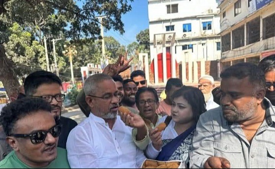 ছালাম পিন্টুর মুক্তিতে টাঙ্গাইলে মিষ্টি বিতরণ