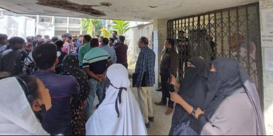ভেড়ামারায় শিক্ষা অফিসে তালা ঝুলিয়ে দিল শিক্ষার্থীরা