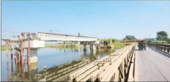 লৌহজংয়ে সেতু নির্মাণ কাজে ধীরগতি