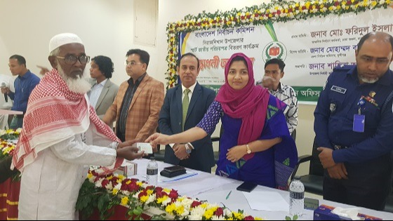সিরাজদিখানে জাতীয় পরিচয়পত্র বিতরণ উদ্বোধন