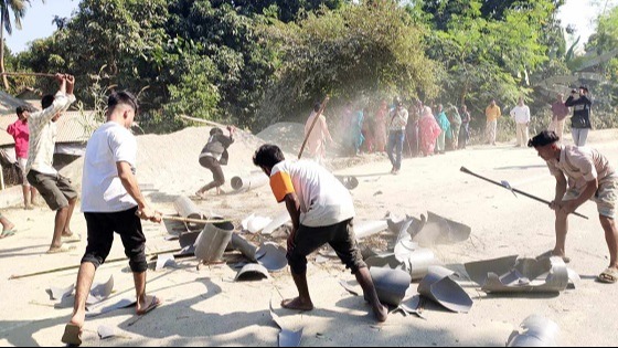 যমুনার চর কেটে বালু উত্তোলনের প্রতিবাদে বিক্ষোভ
