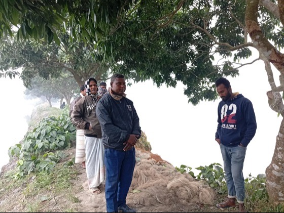 মোহনপুরে পুকুরের মাছ মারার অভিযোগ