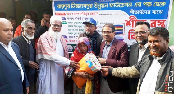 কালিগঞ্জে দুস্থদের মাঝে কম্বল বিতরণ