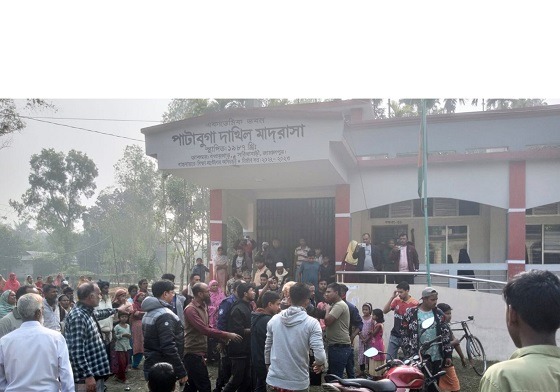 সরিষাবাড়িতে  শিক্ষক-শিক্ষার্থীদের মধ্যে ধস্তাধস্তি