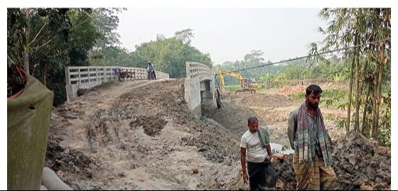 চার বছরেও শেষ হয়নি সেতুর নির্মাণ কাজ