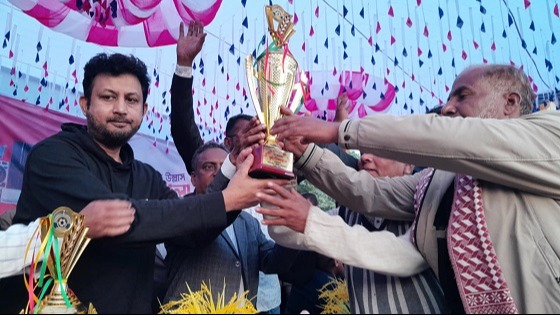 চিত্রনায়ক আমিন খানকে দেখতে জনতার ঢল