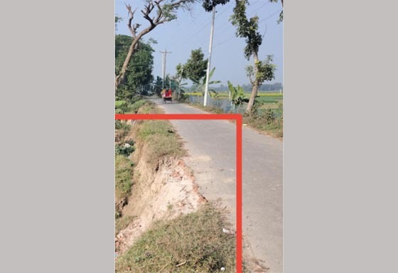 দৌলতপুরে ভাঙ্গনের কবলে খলিসাকুন্ডি-মৌবাড়িয়া সড়ক, জন দূভোগ