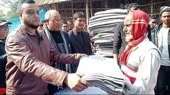 সাপাহারে শীতবস্ত্র বিতরণ
