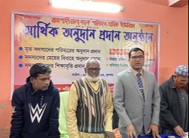 পুঠিয়ায় শ্রমিকদের মাঝে টাকা বিতারণ