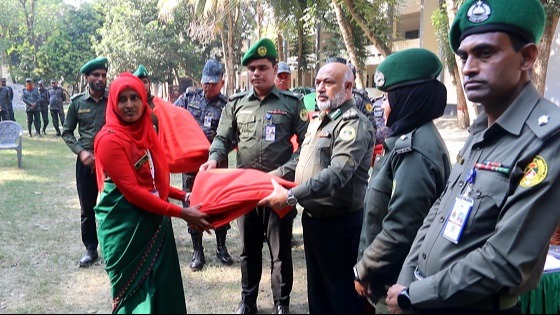 ঝিনাইদহে দুশীতার্তদের মাঝে শীতবস্ত্র বিতরণ