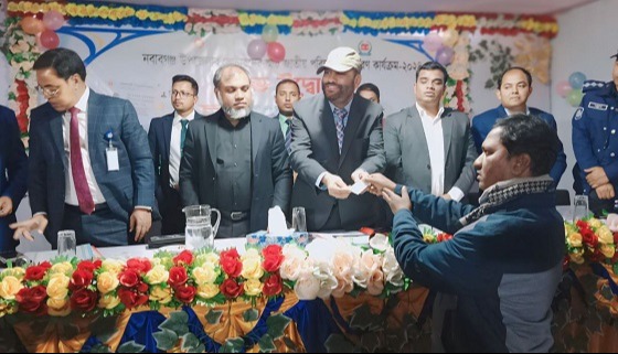 নবাবগঞ্জে জাতীয় পরিচয় পত্র বিতরন
