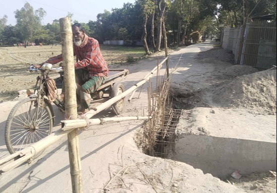 কুড়িগ্রামে সড়কের কাজ বন্ধে জনদুর্ভোগ চরমে