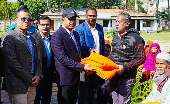 কম্বল বিতরণ করলেন আরএমপি’র পুলিশ কমিশনার