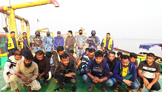 মেঘনায় অবৈধ বালু উত্তোলন, ড্রেজার, বাল্কহেড, স্প্রিড বোটসহ আটক ২৮
