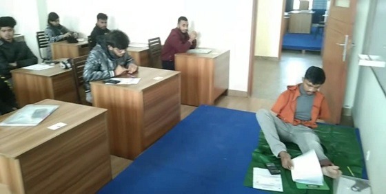 পা দিয়ে লিখে বিশ্ববিদ্যালয়ে ভর্তি পরীক্ষা দিল রফিকুল