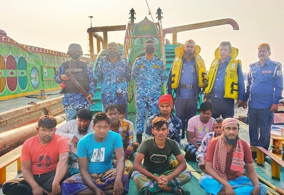 চাঁদপুের ৩ টি ড্রেজার বাল্কহেডসহ ১৩ জন আটক