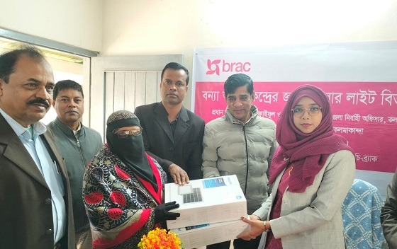 বন্যা আশ্রয়কেন্দ্রে সোলার লাইট বিতরণ