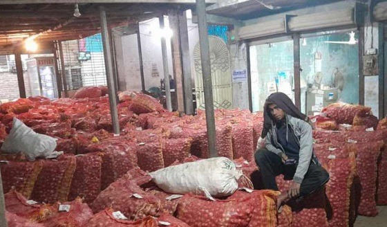 দৌলতপুরে বেড়েছে পেঁয়াজের দাম