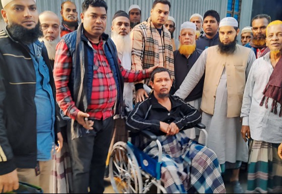 পঙ্গুত্ব বরণ করা আলম পেলেন হুইল চেয়ার