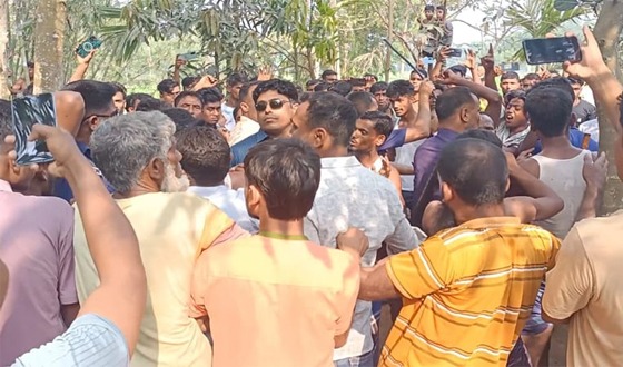 চলন্ত ট্রেনের ছাদে টিকটক, পড়ে দুই যুবকের মৃত্যু