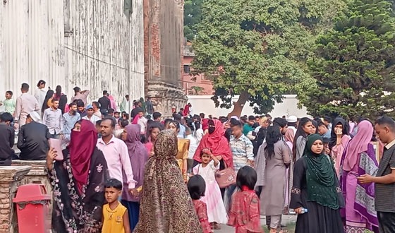সাটুরিয়ার বালিয়াটি জমিদার বাড়ি দেখতে উপচে পড়া ভিড়