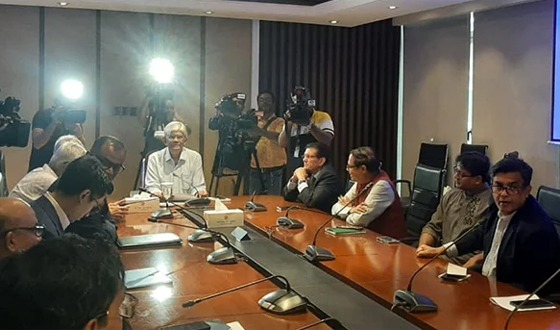 ট্রাম্পের শুল্ক পর্যালোচনায় বৈঠক চলছে