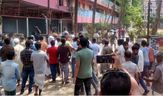 বড়াইগ্রামে অধ্যক্ষকে পুনর্বহাল নিয়ে শিক্ষক-কর্মচারীদের মারামারি-মানববন্ধন  ও মামলা