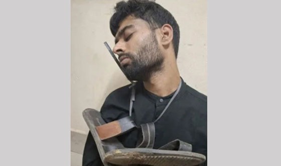 চবিতে ছাত্রলীগ কর্মীকে জুতার মালা পরিয়ে পুলিশে দিল ছাত্রদল