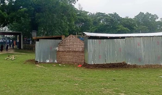 শৈলকুপায় খেলার মাঠ দখল করে বাড়ি নির্মাণ, ছাত্রছাত্রীদের সড়ক অবরোধ
