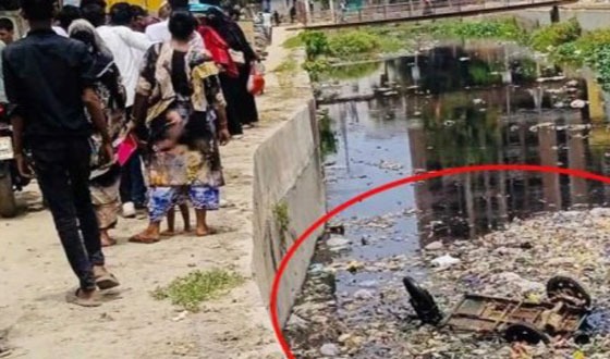 হালিশহরে যাত্রীসহ খালে পড়ল ব্যাটারি রিকশা