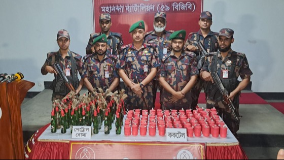 চাঁপাইনবাবগঞ্জ সীমান্তে ৯৯ ককটেল ও ৪০ পেট্রোল বোমা উদ্ধার