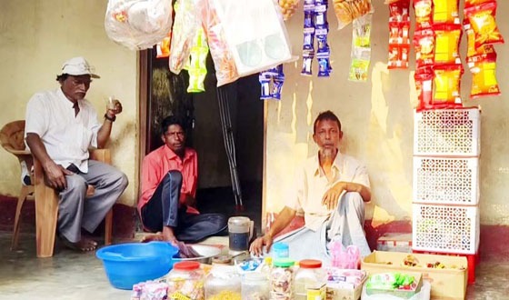দুর্গাপুরে ভিক্ষুক থেকে ব্যবসায়ী রেনু মিয়ার মুখে হাসি