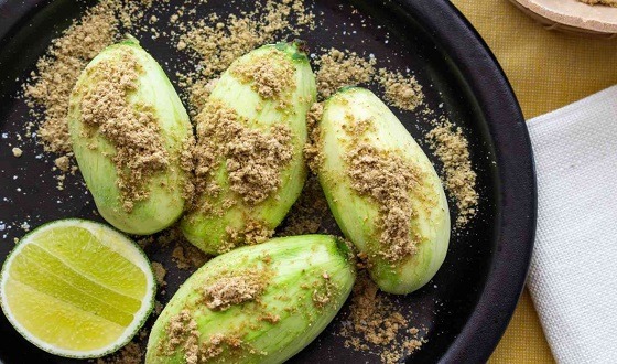 কাঁচা আম কেন খাবেন? জেনে নিন ৮ উপকারিতা