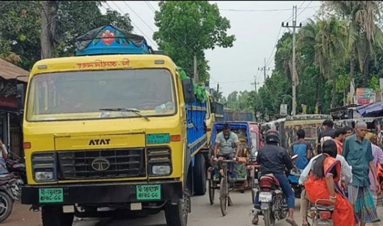 বুড়িমারী এক্সপ্রেস ট্রেনটি বুড়িমারী থেকে যাত্রার দাবিতে রেল ও মহাসড়ক অবরোধ