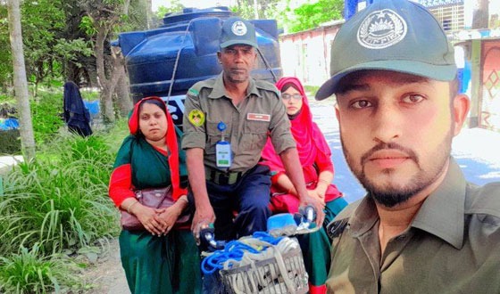 এক গ্রাম থেকে আরেক গ্রামে পানি নিয়ে ছুটছেন আনছার সদস্য সাগর