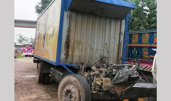 গজারিয়ায় কার্ভাড ভ্যানের বডি থেকে ছিটকে পড়লো কেবিন