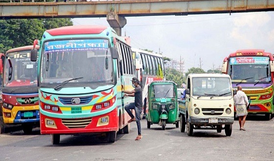 গণপরিবহনে শৃঙ্খলা না থাকায় কমছে না যাত্রীদের ভোগান্তি