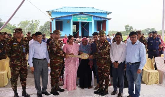 সেনাবাহিনী কর্তৃক নির্মিত বন্যায় ক্ষতিগ্রস্থদের মাঝে আবাসন প্রকল্পের আওতায় ঘর হস্তান্তর