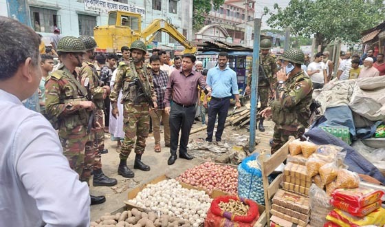 ফরিদগঞ্জে যৌথ বাহিনী কর্তৃক  মোবাইল কোর্ট, সড়কের অবৈধ স্থাপনা উচ্ছেদ