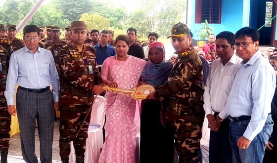 হাটহাজারীতে বন্যায় ক্ষতিগ্রস্তদের মধ্যে  ঘরের চাবি হস্তান্তর করলেন জেলা প্রশাসক
