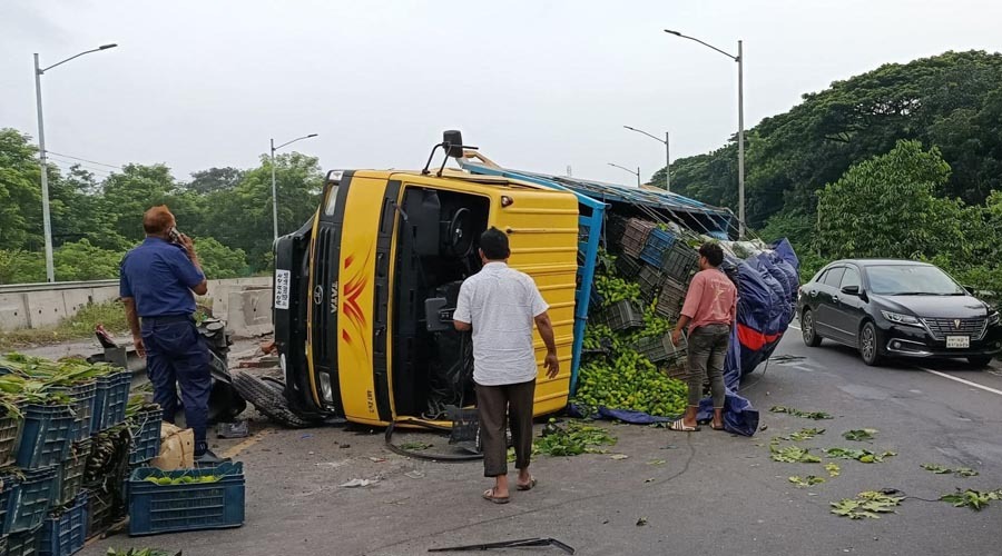 গজারিয়ায় চাকা ফেটে উল্টে গেলো ট্রাক: বাঁচলেন চালক ও হেলপার