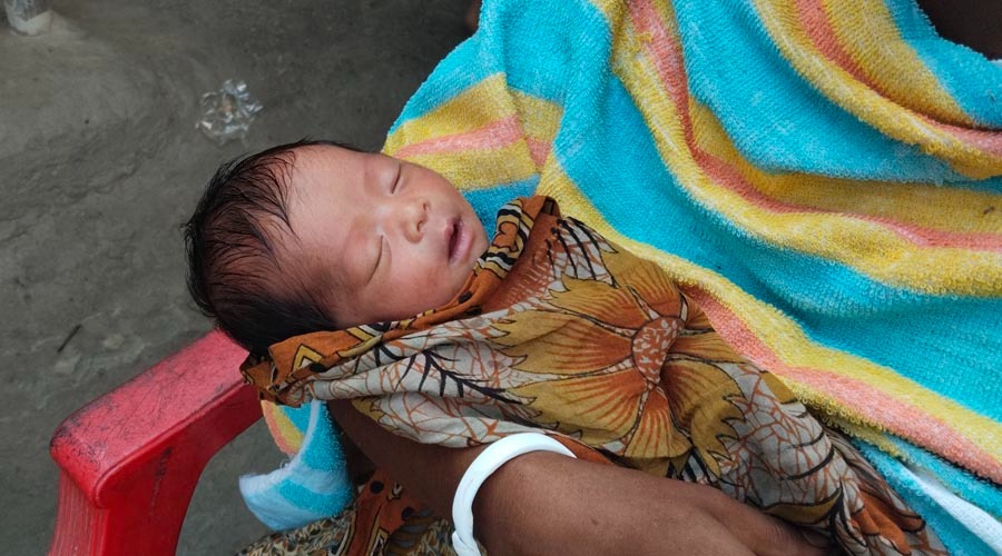 রাণীশংকৈলে অভাবের তাড়নায় ভূমিষ্ট সন্তানের পরিবার দত্তকের খোঁজে!