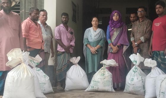 ২৪ জন কৃষকের মাঝে গো খাদ্য বিতরণ