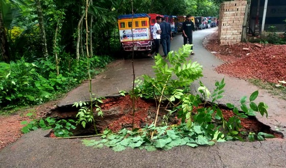 প্রবল বর্ষণে দুটি সড়কে ধ্বস বিশালাকার গর্তের কারণে যান চলাচল বন্ধ