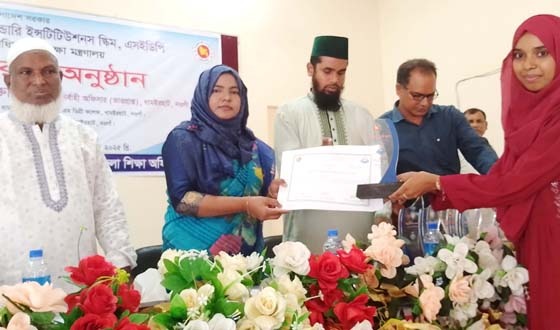 ধামইরহাটে মাধ্যমিক ও উচ্চ মাধ্যমিকের মেধাবী শিক্ষার্থীদের পুরস্কার