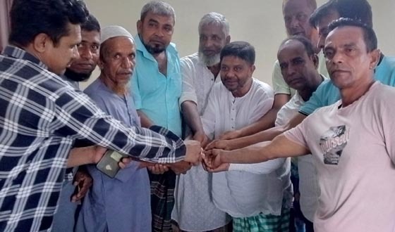 কেন্দ্রীয় কৃষক দলের যুগ্ম সম্পাদক গরীব দুঃখীদের মাঝে নিজেকে বিলিয়ে দিচ্ছেন