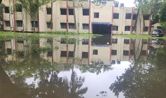 জামালপুর জেলা প্রাথমিক শিক্ষা অফিসের সামনে জলাবদ্ধতা