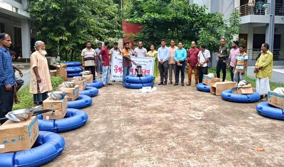 নিমগাছি সমাজভিত্তিক মৎস্য প্রকল্পে সুফলভোগী গ্রুপে এ্যারেটর প্রদান