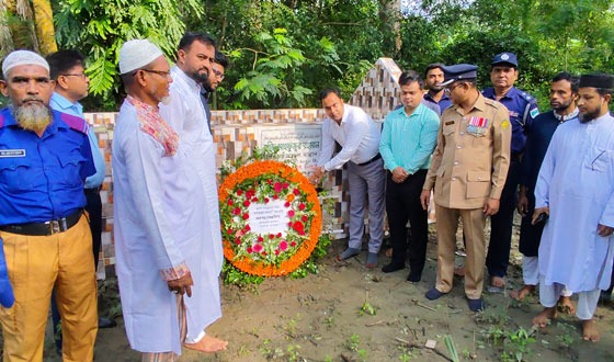 শহীদ মাহফুজের কবরে মোরেলগঞ্জ উপজেলা প্রশাসনের শ্রদ্ধা জ্ঞাপন