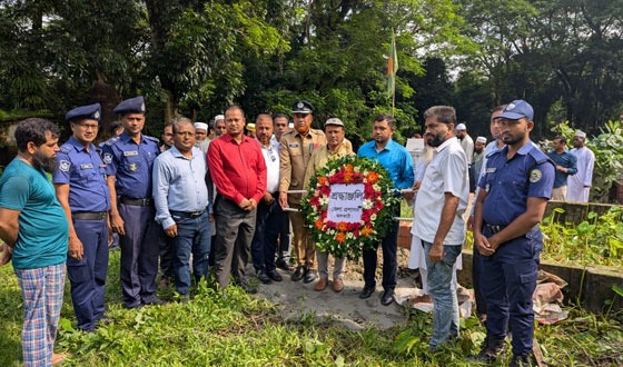 ঝালকাঠিতে শহীদদের কবরে পুষ্পমাল্য অর্পন